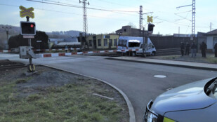 Polský řidič vjel v Třinci mezi padající závory. Před srážkou strhl dodávku do kolejiště