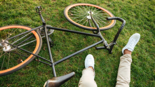 Osmapadesátiletý cyklista zemřel po pádu na Bruntálsku, policie hledá svědky