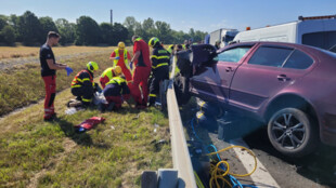 Jednoho ze zraněných při nehodě našli záchranáři pod autem