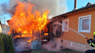 Rychlý zásah hasičů zachránil chatu v Kyjovicích před požárem, shořela jen kůlna