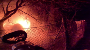 Hasiči zasahovali u požáru malé chaty v Karviné, celá shořela