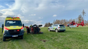 Čtyřkolka se převrátila při jízdě v terénu na Bruntálsku, dva lidé skončili v nemocnici