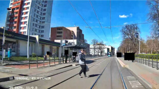 Muž vstoupil v Ostravě před jedoucí tramvaj. Při brždění se zranila cestující