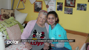 Dobrovolníkem se může stát člověk v každém věku. V Orlové pomáhá seniorům 84letá paní
