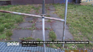 Opilý muž se na sídlišti v Orlové oháněl samurajským mečem