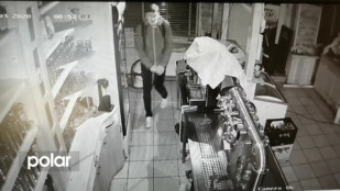 VIDEO: Čtyřikrát za noc kradl v ostravské restauraci. Poznáte ho?