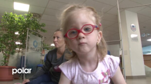Rodina z Orlové prosí o pomoc pro nemocnou tříletou Amálku. Díky rehabilitacím by mohla začít chodit