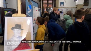 Masaryka připomíná výstava kreseb dětí ve vestibulu radnice
